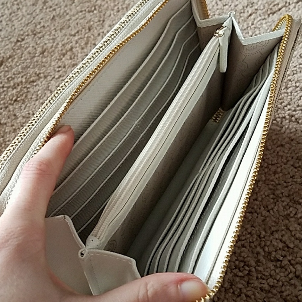 Large Michael Kors clutch/wallet - Picture 5 of 7